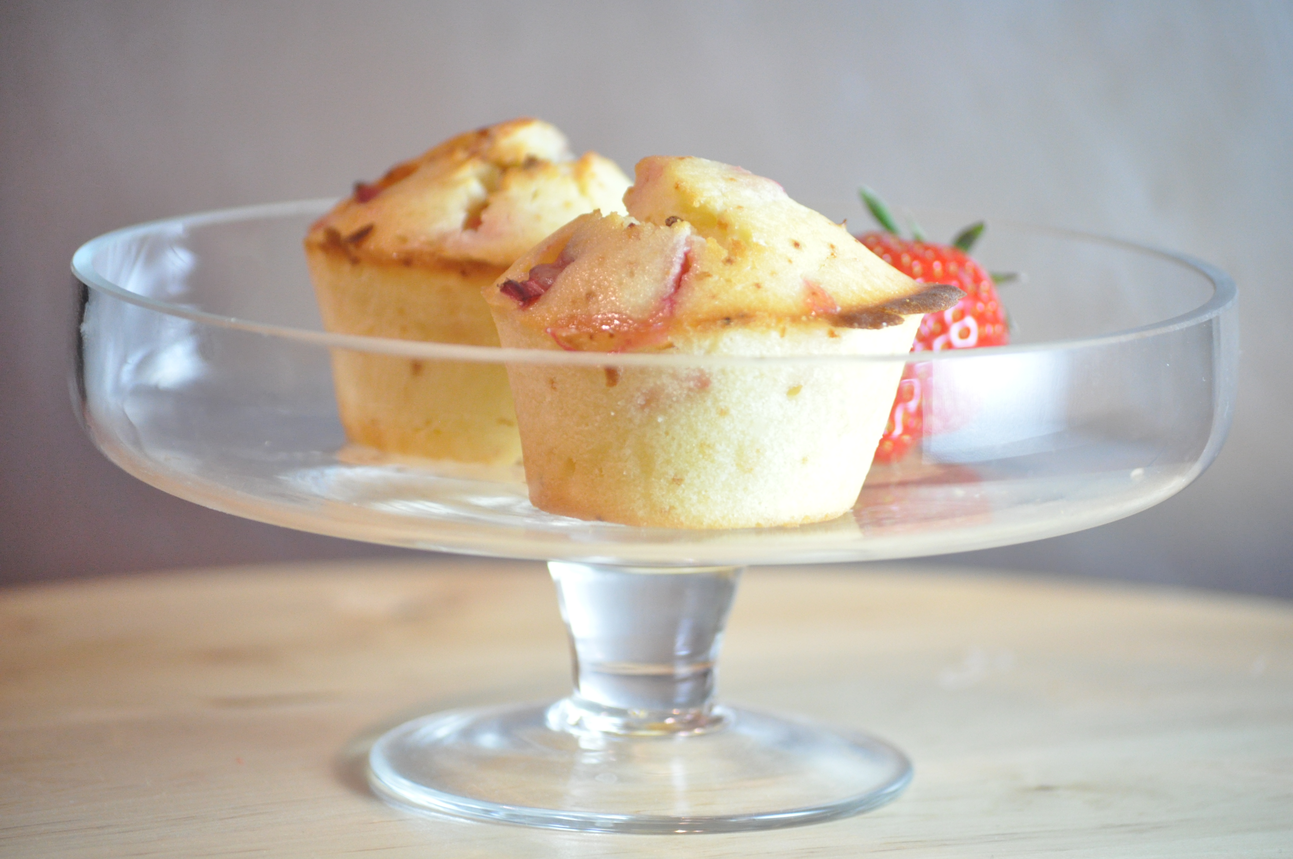 Yoghurt muffins with rhubarb