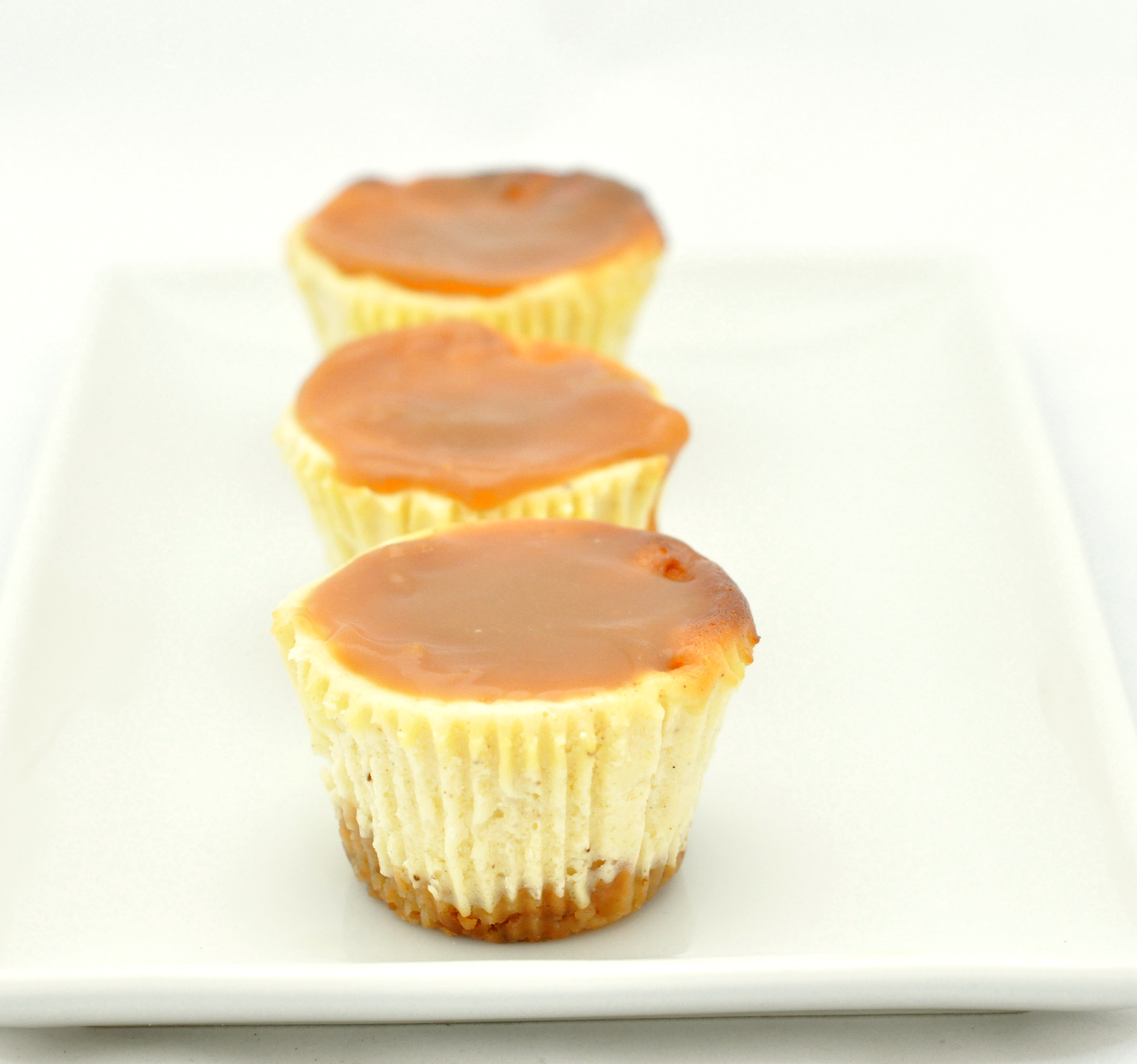 Mini cheesecakes with caramel sauce