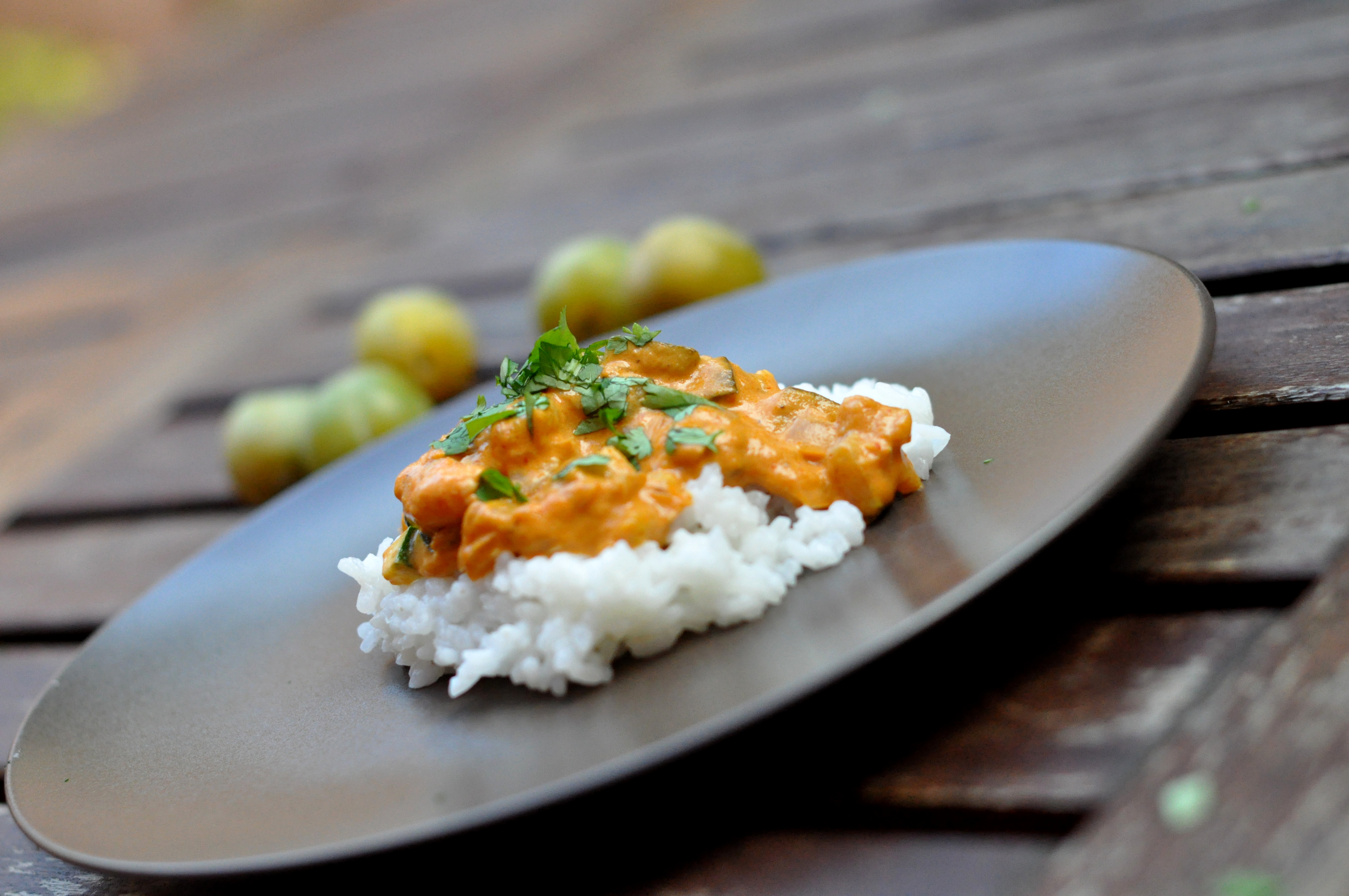 Czerwone curry z zielonymi śliwkami i krewetkami