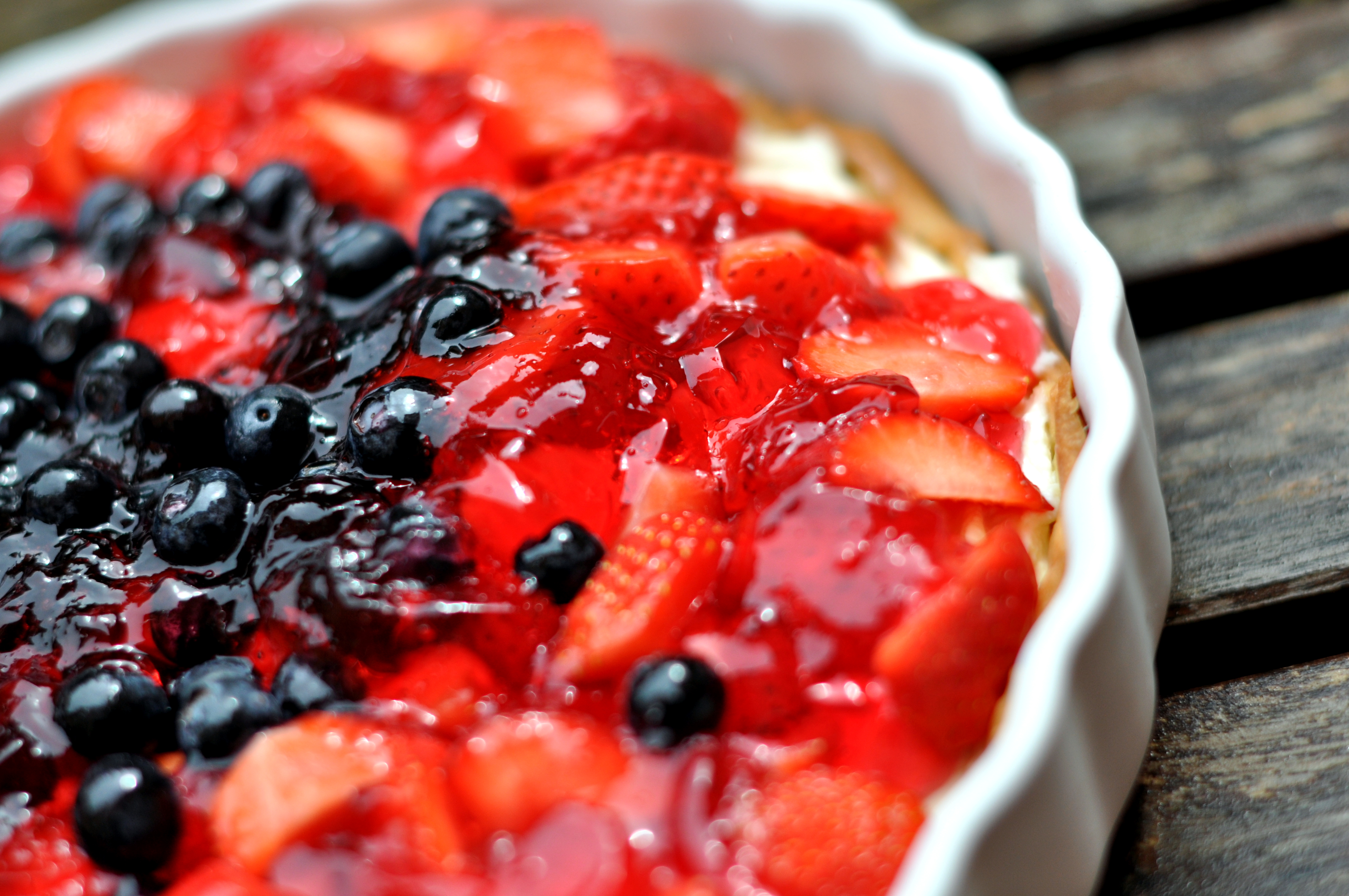 Berry tart with mascarpone filling