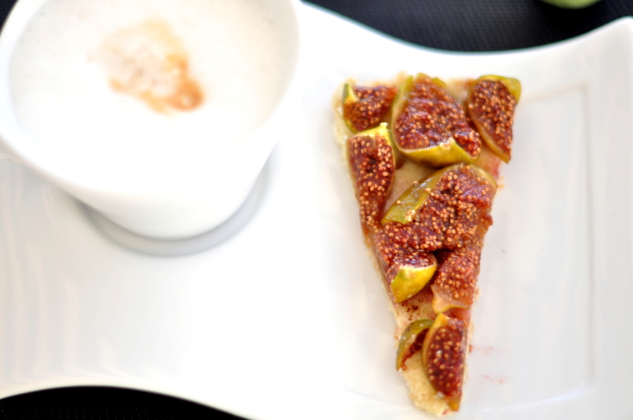 Fig tart with honey on olive oil crust